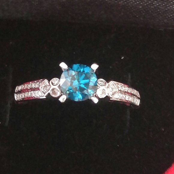 Meet your Posher, Laurissa - Picture 6 of 8